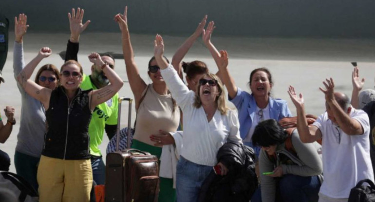 Repatriados tras el conflicto en Israel. Foto: NA.