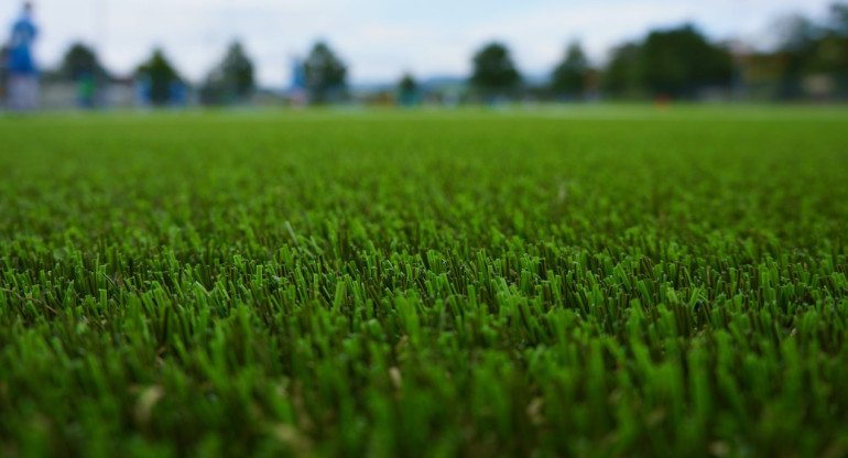 Se estima que el uso de césped sintético genera un 15 % de los microplásticos presentes en las aguas. Foto: Unsplash.