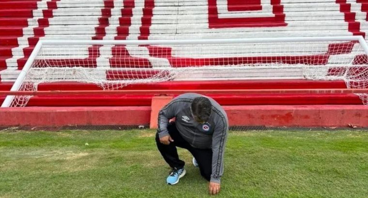 Hinchas de Argentinos Juniors que compró el arco del primer gol de Messi en la Selección. Foto: NA.