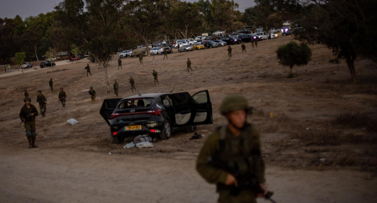 Soldados israelíes patrullan la zona del ataque de Hamas en el festival de música. Foto: EFE