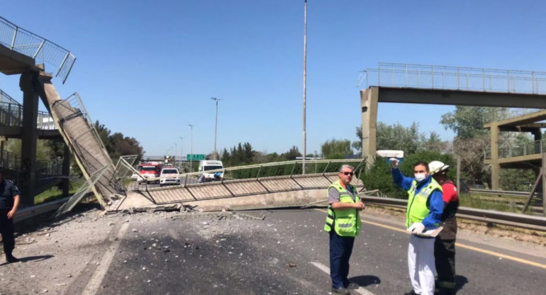 Así quedó el puente peatonal derribado tras un choque. Foto: Seguridad Vial