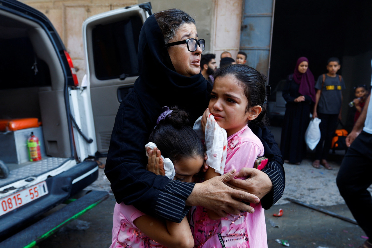 Palestinos afectados por los bombardeos de Israel en Gaza. Foto: REUTERS.