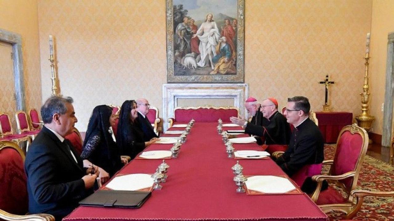 Encuentro de Dina Boluarte y con el portavoz del Vaticano. Foto: Prensa Vaticano.