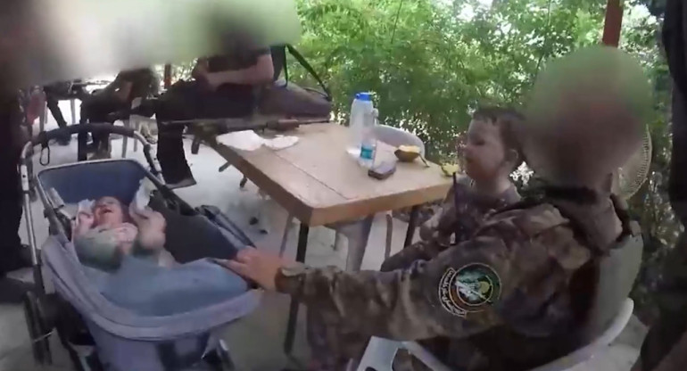 Terroristas de Hamas con niños israelíes secuestrados. Foto: Captura de video.