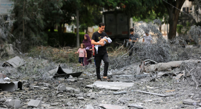 Habitantes de Gaza se desplazan al sur del enclave. Foto: X @UNRWAes.