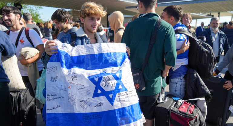 Vuelo de repatriación de argentinos desde Israel. Foto: NA.