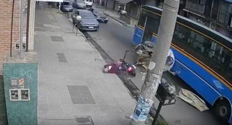 Colectivo embistió a un carrito de cartonero y una anciana terminó herida. Foto: NA.