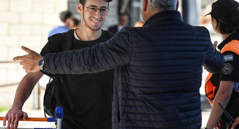 Llegó el tercer vuelo con argentinos repatriados de Israel. Foto: Télam.