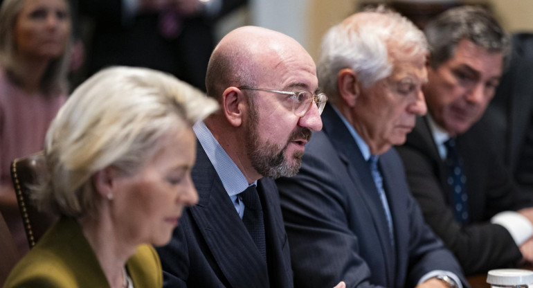 Charles Michel al lado de Ursula Von der Leyen y Josep Borrell. Foto: EFE.