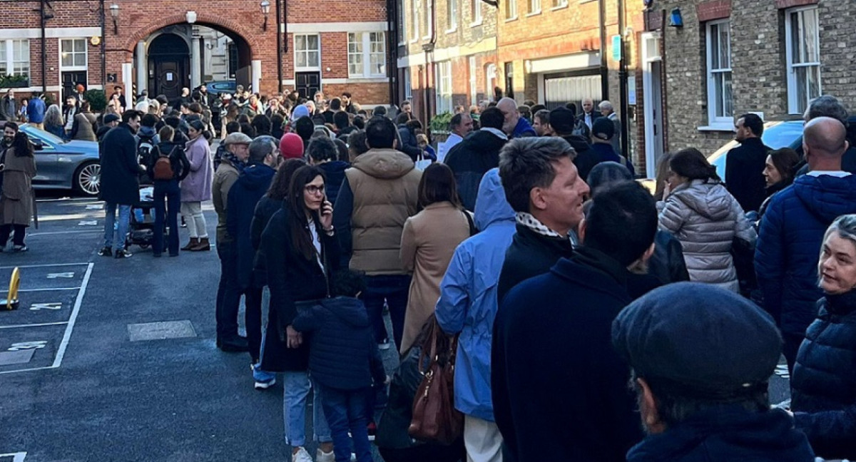 La fila de los residentes argentinos en la Embajada de Inglaterra. Foto: Twitter @Ambitocom.