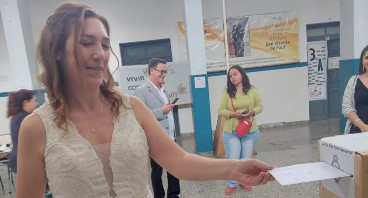 Una novia fue a votar después de su casamiento. Foto: X