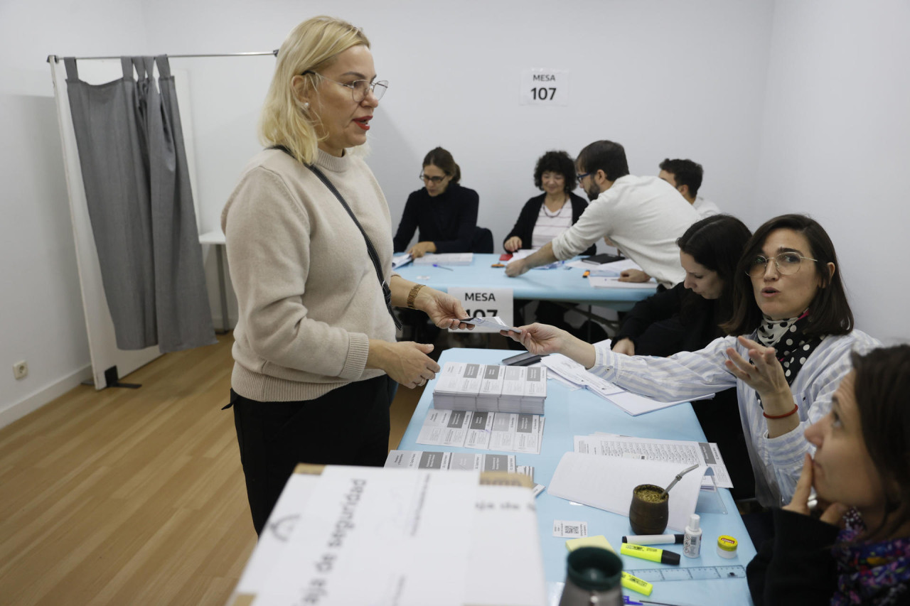 Argentinos residentes en Madrid votan en el Colegio Mayor Argentino. Foto: EFE