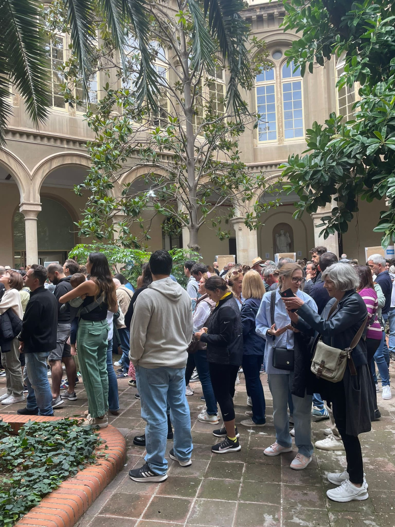 Mucha concurrencia en España para votar. Foto: @ARGenesp