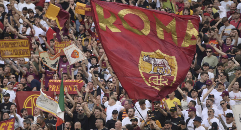 Hinchada de la Roma de Italia. Foto: X.