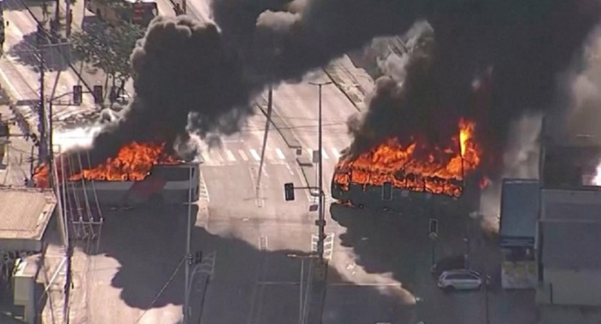 Incendio de colectivos en Brasil. Foto: captura de video.