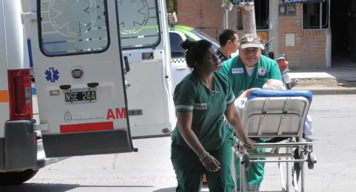 El momento en el que trasladaban al femicida un hospital. Foto: gentileza El Liberal