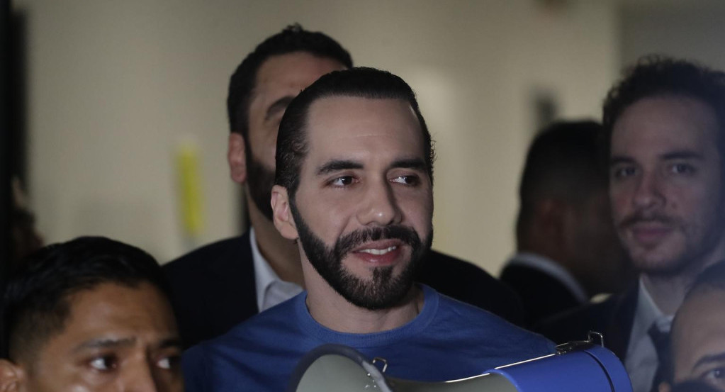 Nayib Bukele sale del Tribunal Supremo Electoral (TSE) tras inscribirse como candidato a la presidencia de El Salvador. Foto: EFE.