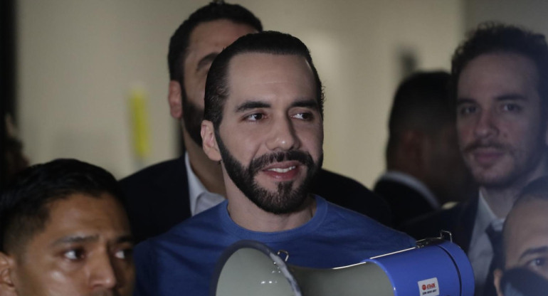 Nayib Bukele sale del Tribunal Supremo Electoral (TSE) tras inscribirse como candidato a la presidencia de El Salvador. Foto: EFE.