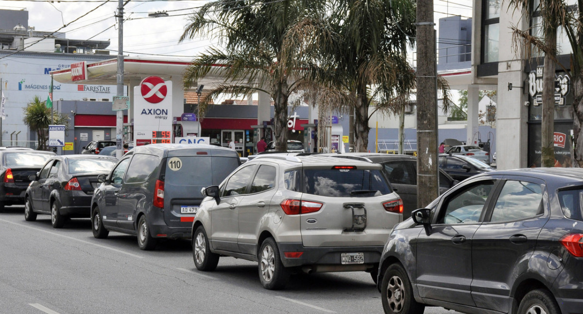 Largas filas para cargar combustible. Foto: NA.