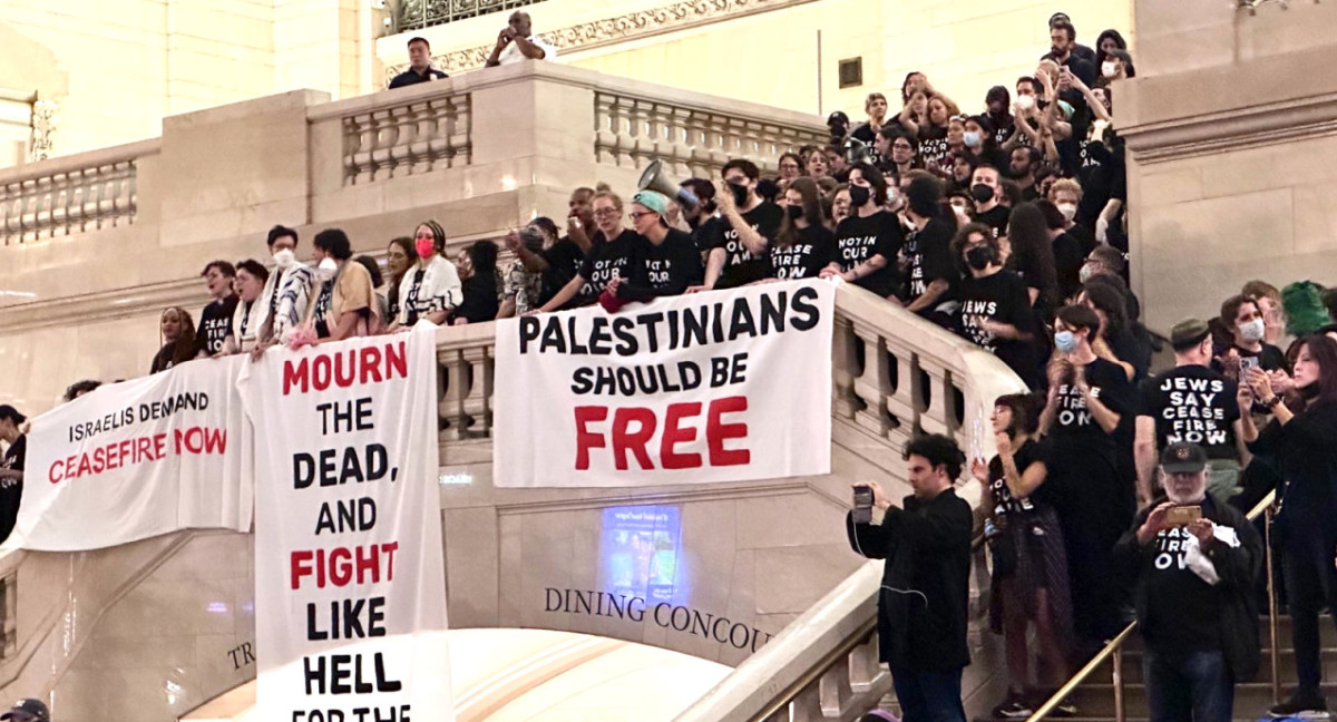 Manifestantes judíos en Grand Central de New York en protesta a favor de Palestina. Foto: Twitter.