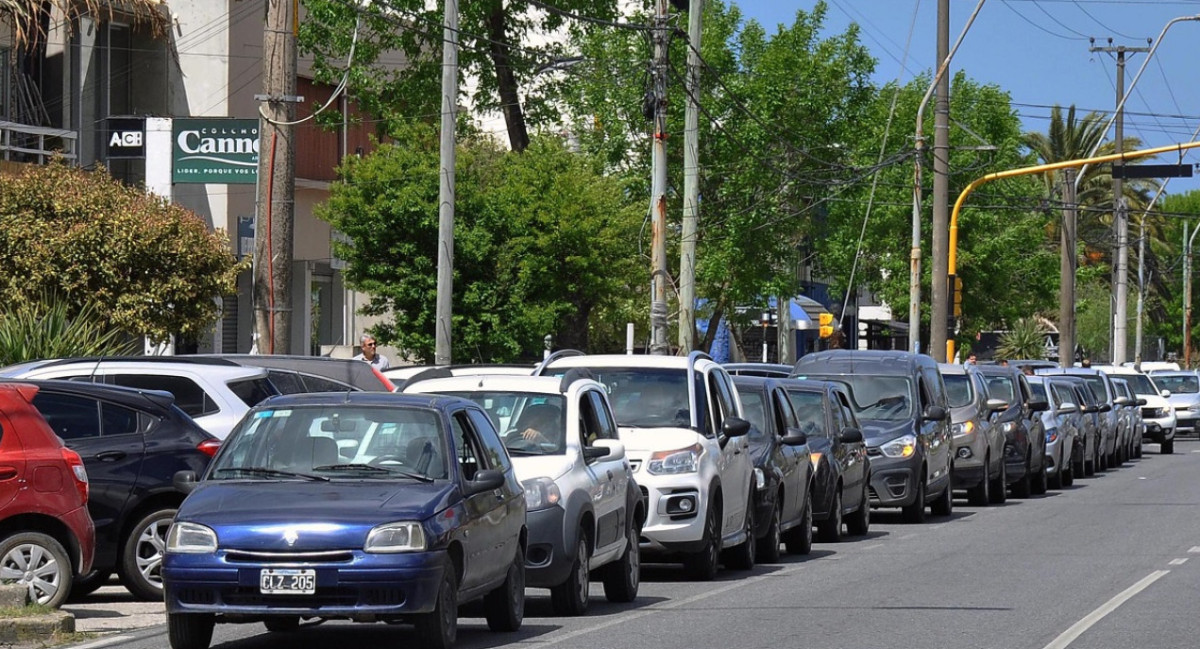 Filas para cargar combustible en Argentina. Foto: NA.