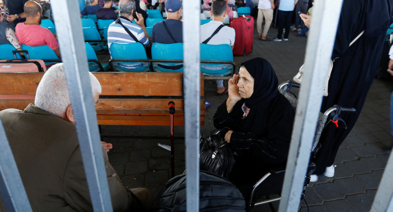 Extranjeros salen por el paso de Rafah. Foto: Reuters.