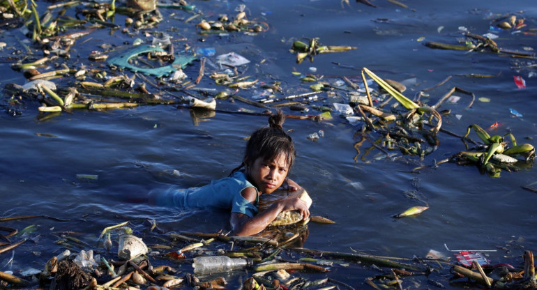 Contaminación por plásticos en el río. Foto: EFE