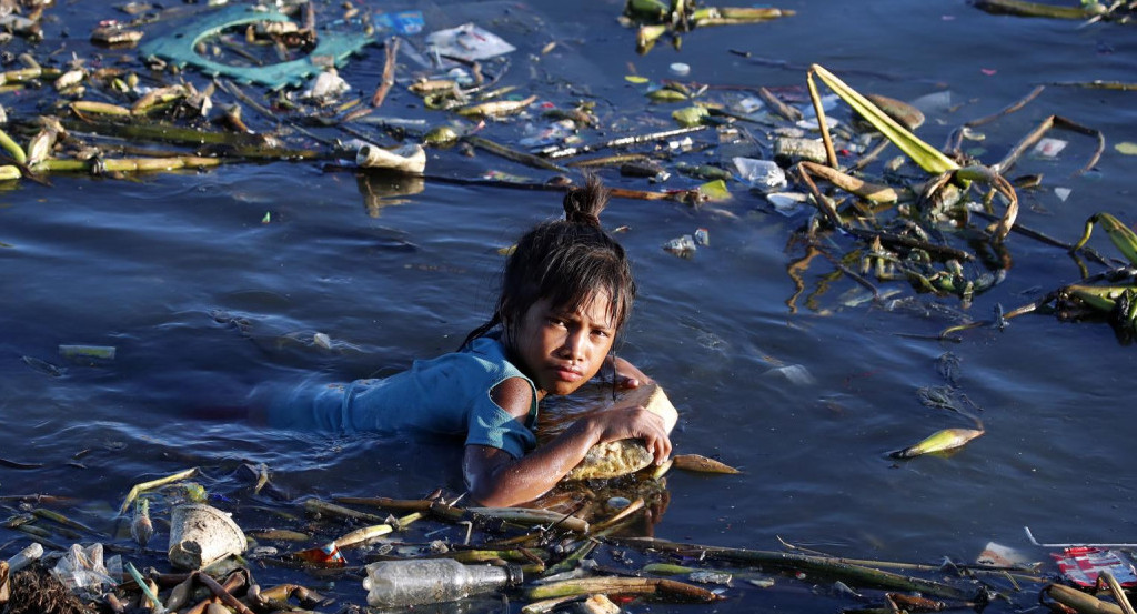 Contaminación por plásticos en el río. Foto: EFE