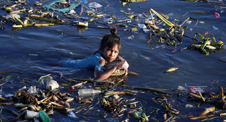 Contaminación por plásticos en el río. Foto: EFE