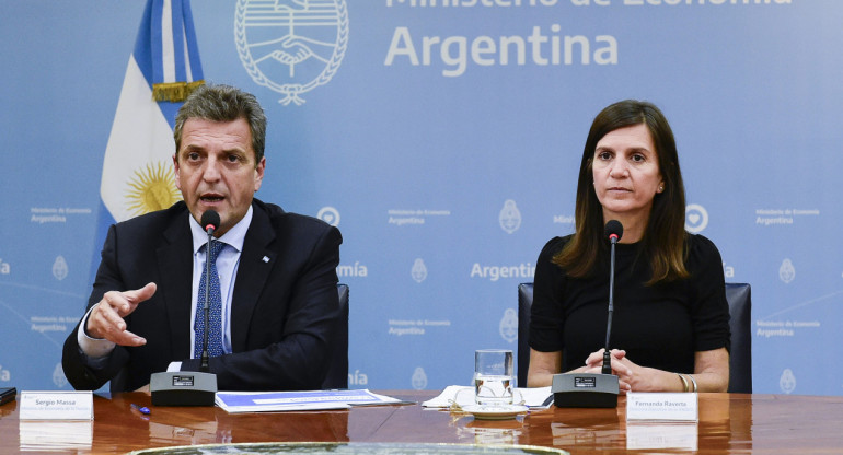 Sergio Massa, y la directora ejecutiva de ANSES, Fernanda Raverta. NA