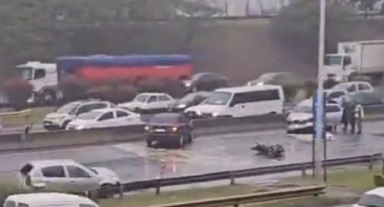 Accidente de tránsito en la Autopista Riccheri. Foto: NA/captura de video.