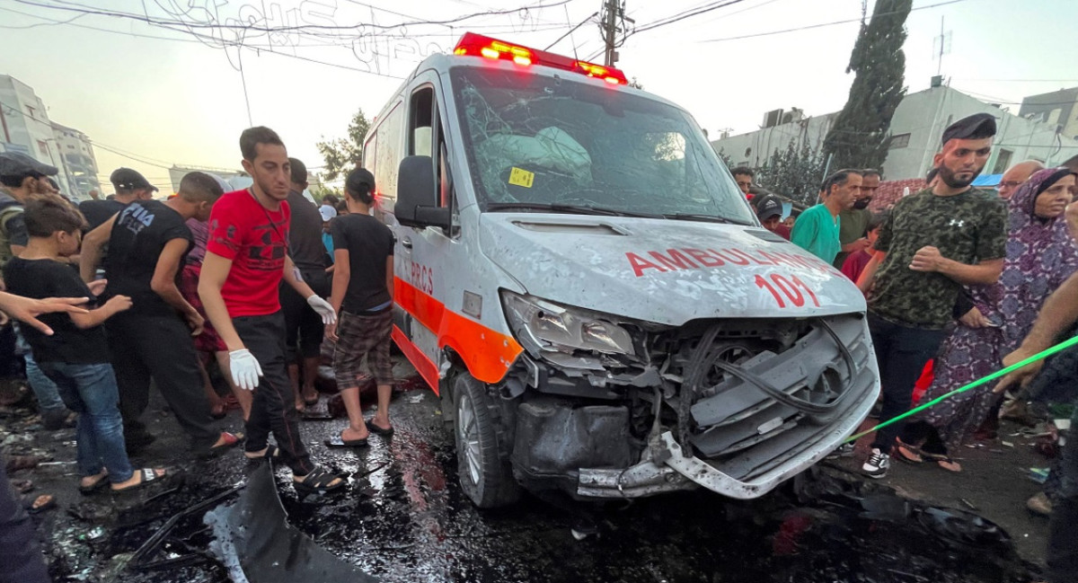 El bombardeo a un convoy de ambulancias en Gaza. Foto: Reuters.