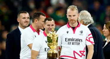 Wayne Barnes junto a la Copa del Mundo. Foto: Reuters