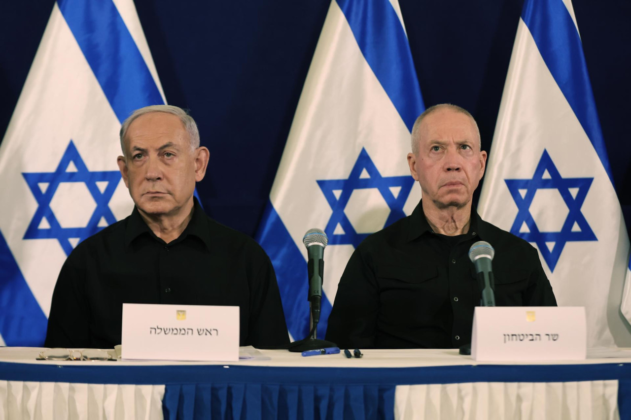 Yoav Gallant junto a Benjamín Netanyahu. Foto: EFE