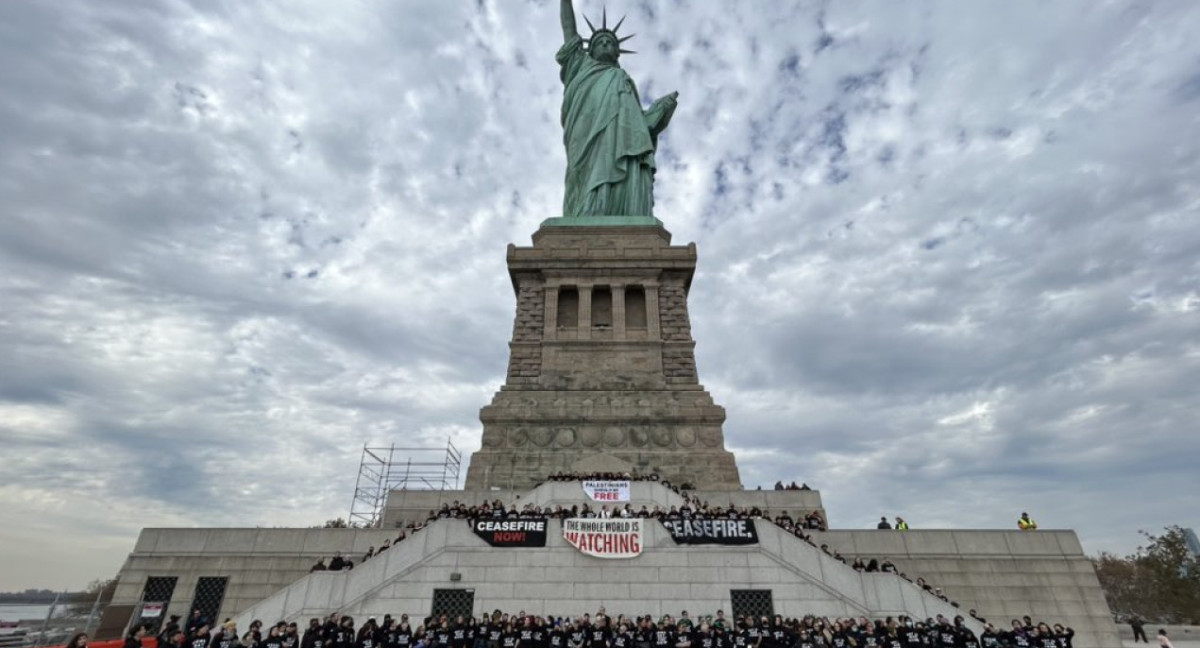 Miembros de "Jewish Voice for Peace" en la Estatua de la Libertad. Foto: X @jvplive.