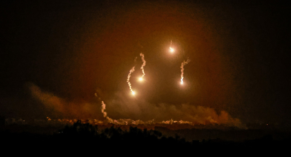 Bengalas arden sobre el cielo de Gaza. Foto: Reuters.