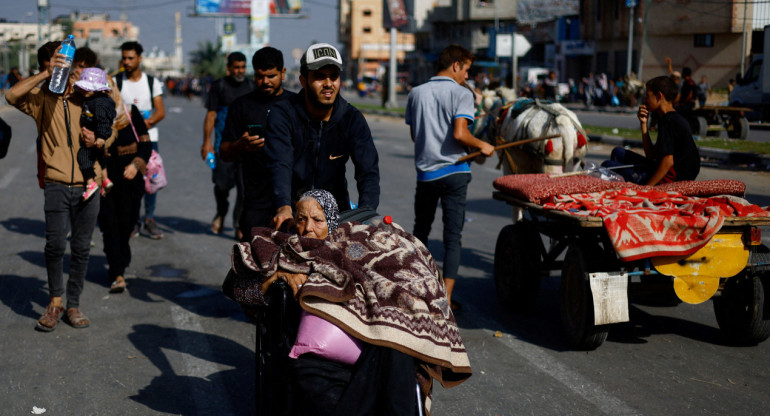 Evacuación de palestinos de Gaza tras los ataques de Israel. Foto: REUTERS.