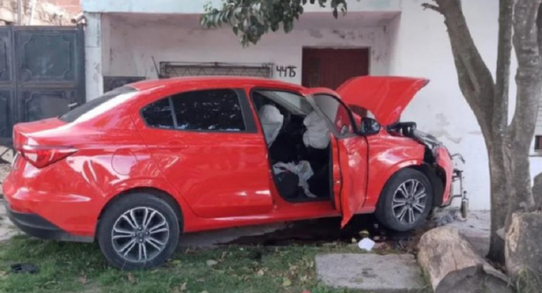 El auto con el que los delincuentes chocaron. Foto: NA