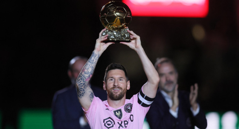 Lionel Messi presenta su octavo Balón de Oro. Foto: Reuters