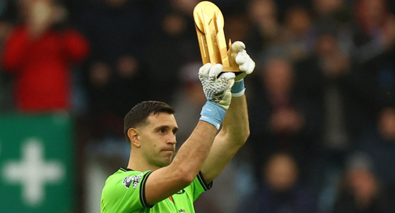 Homenaje al Dibu Martínez en Aston Villa. Foto: Reuters