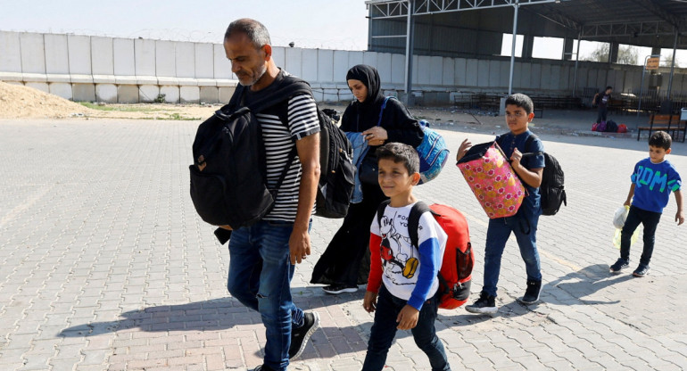 Evacuación por el paso de Rafah. Foto: Reuters.