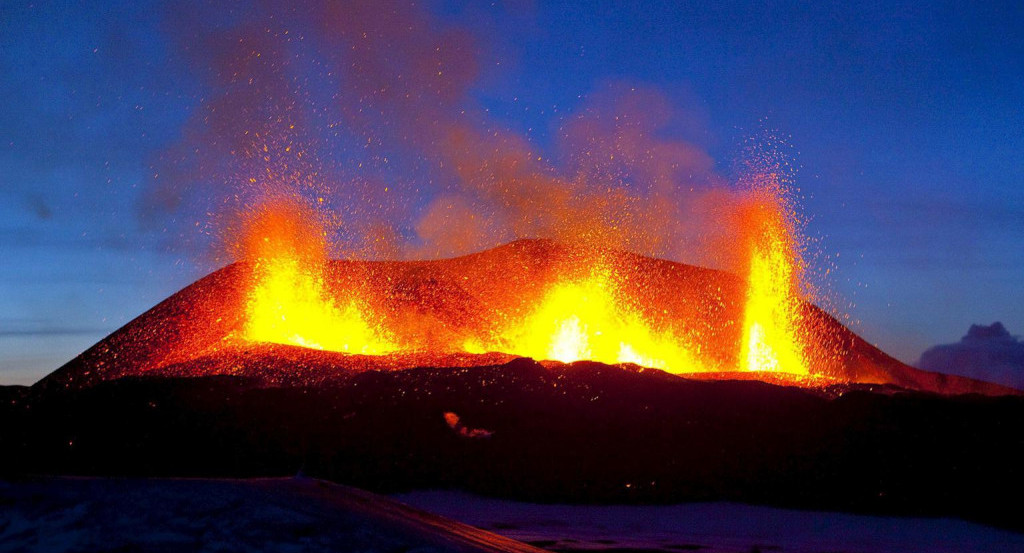 Erupción del volcán Eyjafjallajockull al sur de Islandia. Foto: EFE