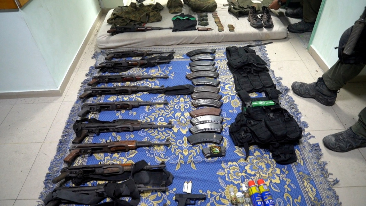 Las armas halladas en el hospital Al Shifa. Foto: Reuters.