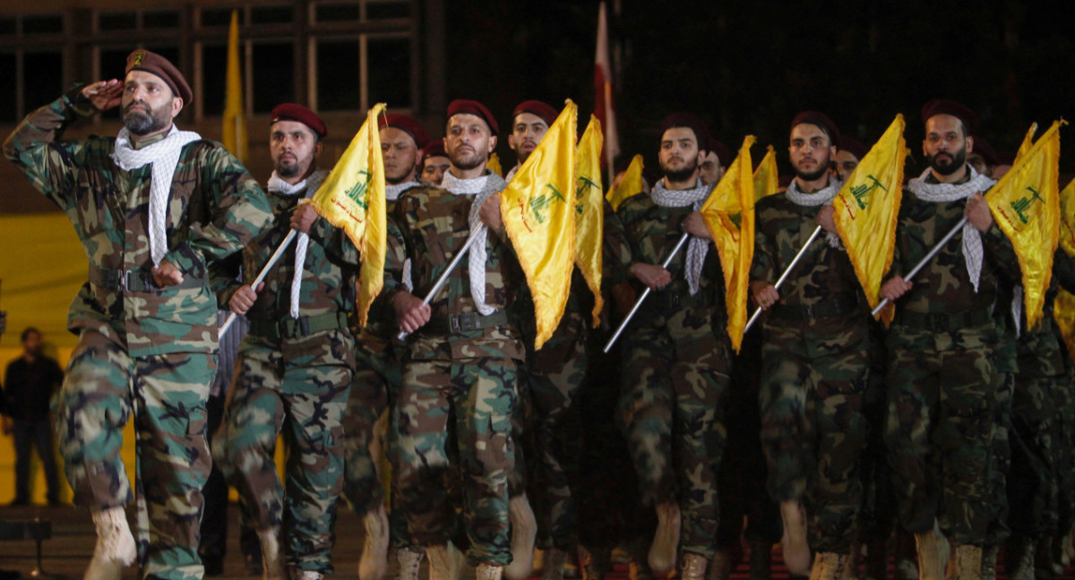 Miembros de Hezbollah marchan. Reuters