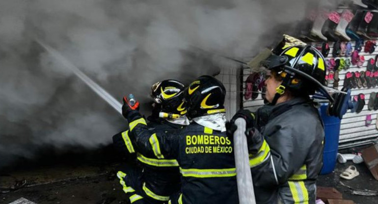 Bomberos trabajando en el incendio del comercio en el centro de Ciudad de México. Foto: Twitter.