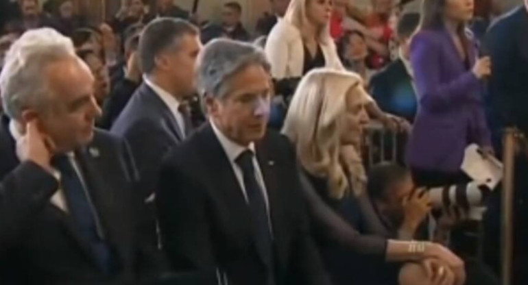 Reacción de Antony Blinken durante la conferencia de prensa de Joe Biden. Foto: Captura de video.