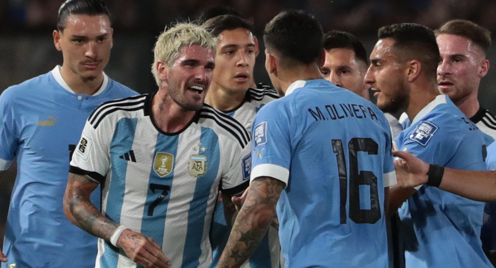 La pelea en Argentina-Uruguay. Foto: EFE