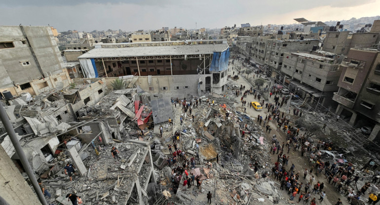 Palestinos buscando en los escombros del campo de refugiados Jabalia. Foto: Reuters.