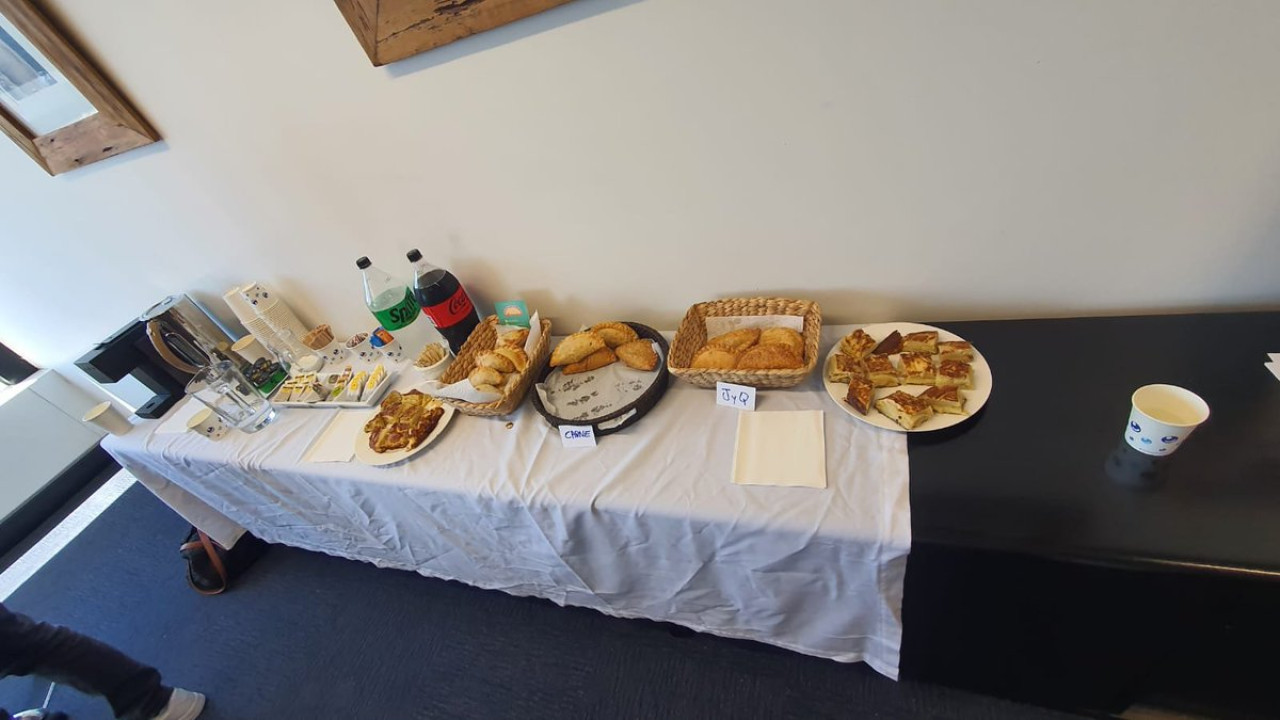 Empanadas en la mesa de votación del consulado argentino en Australia. Foto: X @ARGprovincia25