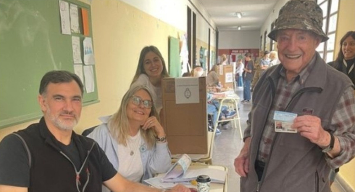 Ronald Scott, con una sonrisa en el centro de votación. Foto: X